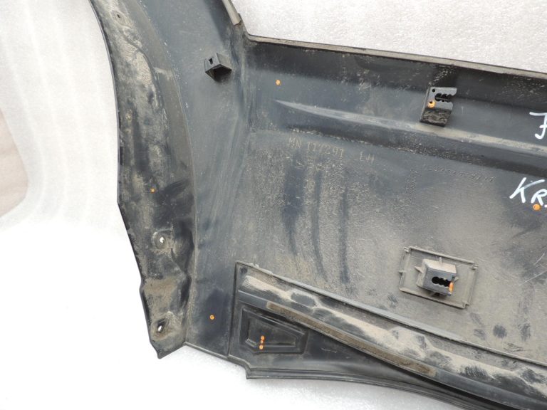 Mitsubishi Pajero V7 Durvju līstes aizmugurējās kreisās melnas MN117291