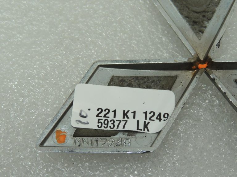 Mitsubishi Pajero V7 radiatora režģa emblēmas logo MN117248