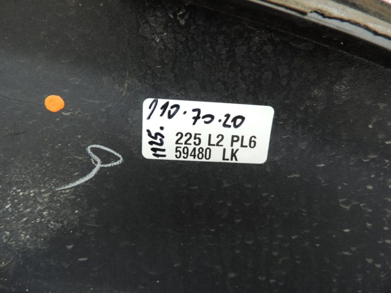 Mitsubishi Pajero V7 Durvju līstes aizmugurējās kreisās melnas MN117291