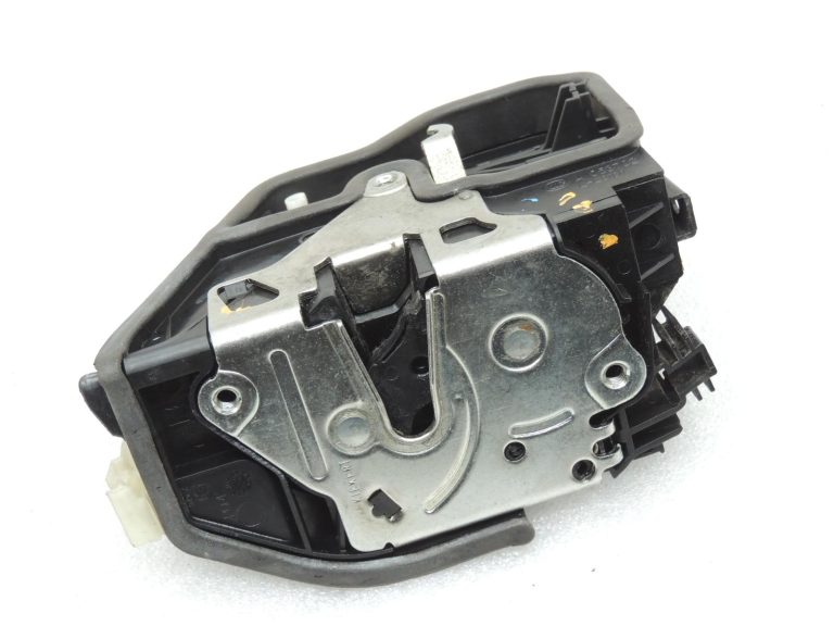 Oriģinālā BMW F30LCI F31LCI F35LCI F80LCI durvju slēdzene priekšējā kreisā 7229461