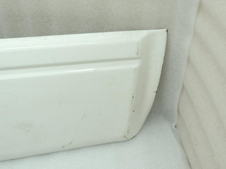 Mitsubishi Pajero V7 Durvju līstes priekšējās labās puses baltas MN117288