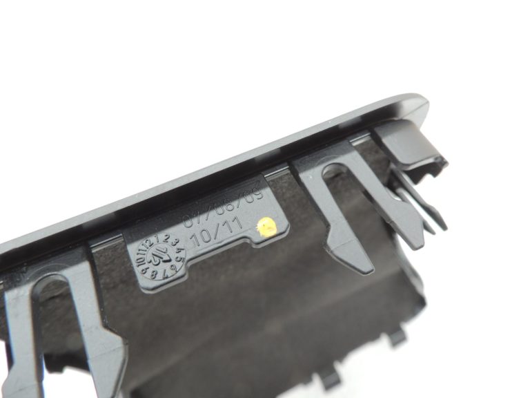 Oriģinālais BMW 5. sērijas F10 aizmugurējā labās daļas plaukta skaļruņa pārsegs melns 51469127920