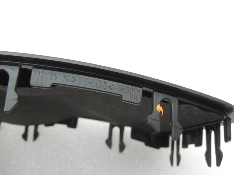 Oriģinālais BMW 5. sērijas F10 aizmugurējā labās daļas plaukta skaļruņa pārsegs melns 51469127920
