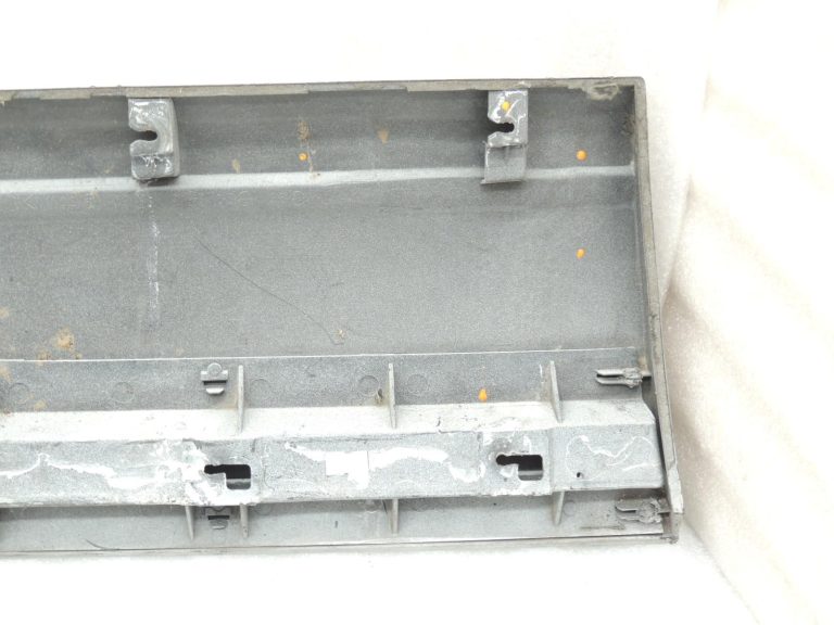 Mitsubishi Pajero V7 Durvju līstes priekšējās labās puses baltas MN117288