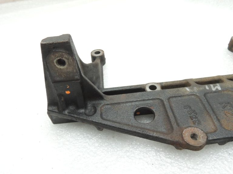 Mitsubishi Pajero V7 V6 3.2 DI-D EGR radiatora kronšteins ME203716