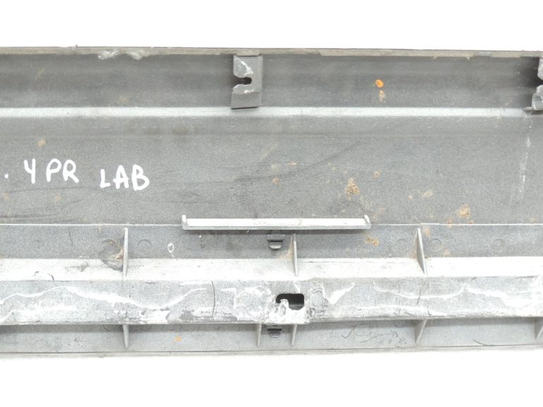 Mitsubishi Pajero V7 Durvju līstes priekšējās labās puses baltas MN117288