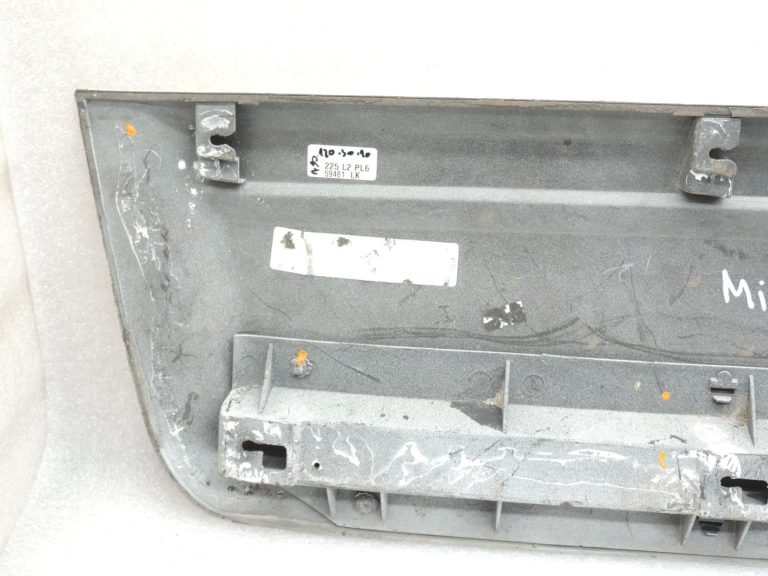 Mitsubishi Pajero V7 Durvju līstes priekšējās labās puses baltas MN117288