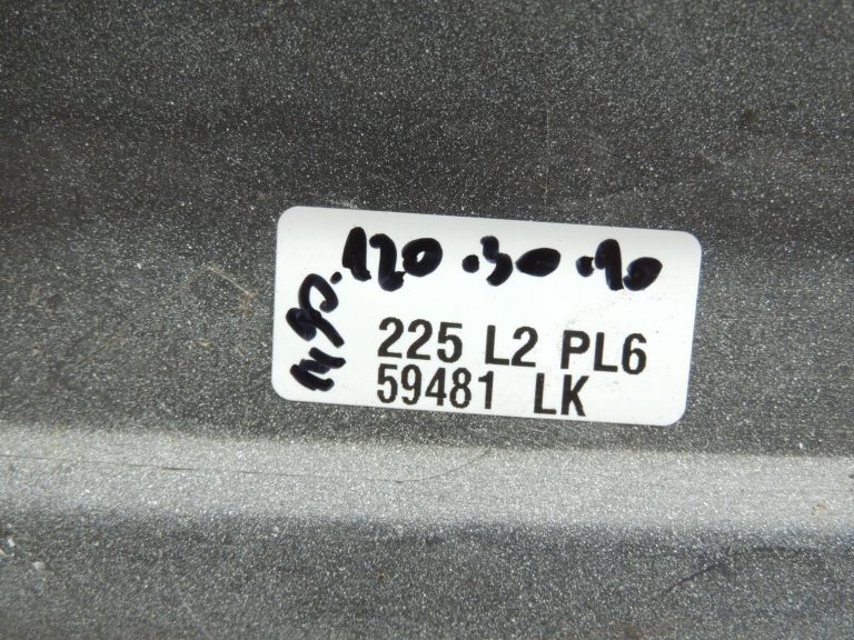 Mitsubishi Pajero V7 Durvju līstes priekšējās labās puses baltas MN117288