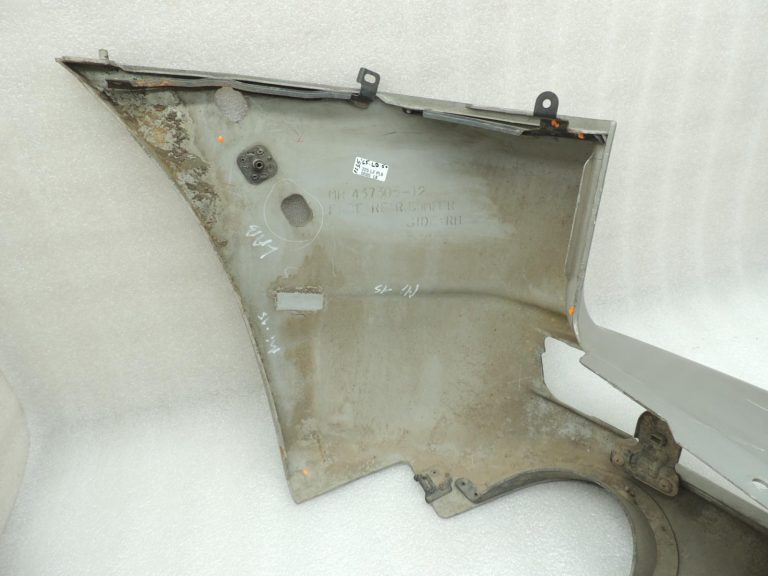 Mitsubishi Pajero V68W V64W V65W Aizmugurējā bampera stūris MR437305