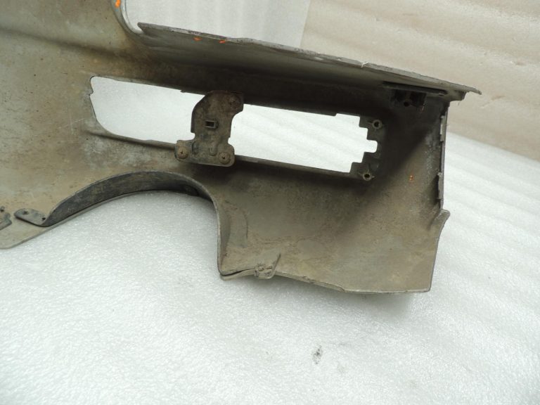 Mitsubishi Pajero V68W V64W V65W Aizmugurējā bampera stūris MR437305