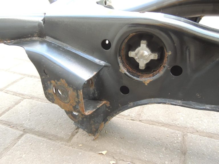 Oriģinālā BMW F30 F31 F33 F33 F36 aizmugurējā tilta sijas aizmugurējā tilta sijas 33316792507