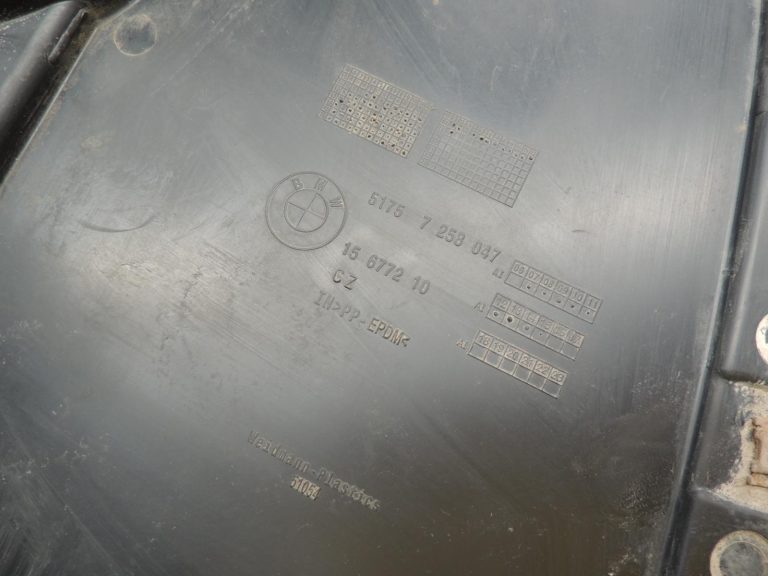 OE BMW F30 F31 F35 F80 aizmugurējā kreisā apakšējā apdare 51757258047