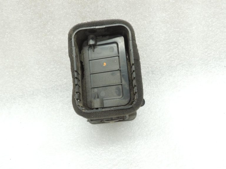 Mitsubishi L200 K7 K7 K6 K9 Priekšējā paneļa ventilācijas atvere labajā pusē MR117486