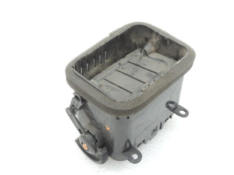 Mitsubishi L200 K200 K7 K6 K9 Priekšējā paneļa ventilācijas atveres kreisā vai labā MR117486