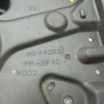 Mitsubishi Pajero V64W V68W V78W Akumulatora pozīcija priekšpusē MR440936