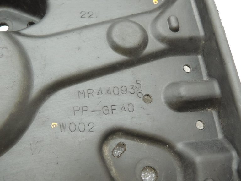 Mitsubishi Pajero V64W V68W V78W Akumulatora pozīcija priekšpusē MR440936