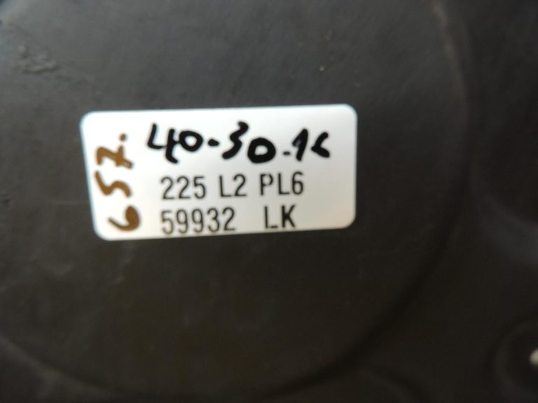 Mitsubishi Pajero V64W V68W V78W Akumulatora pozīcija priekšpusē MR440936
