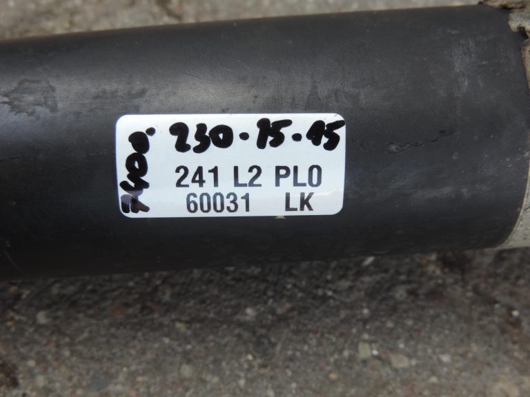 Volvo XC90 2,4D D5 automātiskā pārnesumkārba kardāna vārpsta 8689886
