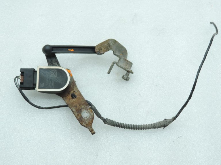 BMW F20, F21, F22, F30, F31, F34 aizmugurējais kreisais līmeņa sensors ar savienotāju 6860843