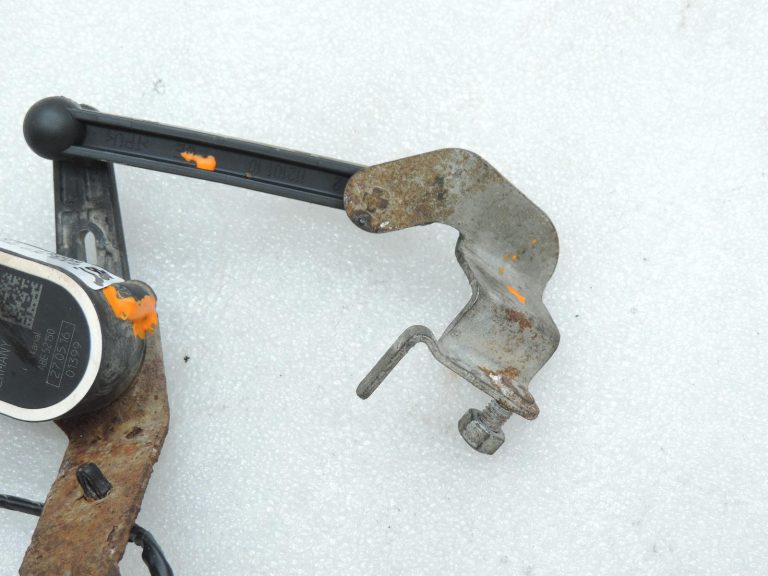 BMW F20, F21, F22, F30, F31, F34 aizmugurējais kreisais līmeņa sensors ar savienotāju 6860843