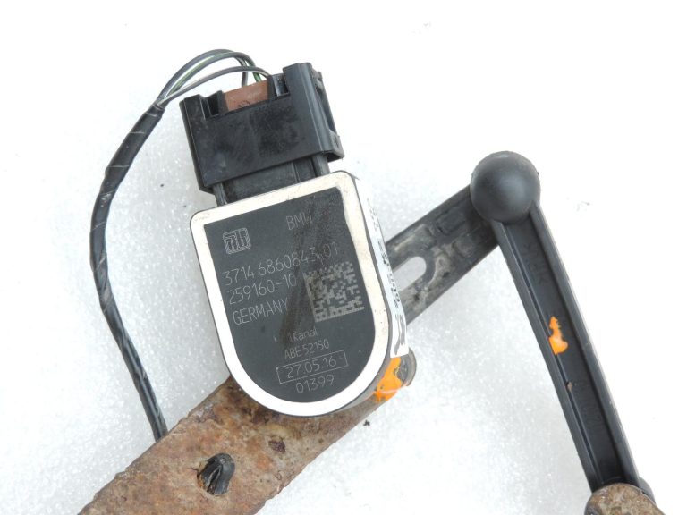 BMW F20, F21, F22, F30, F31, F34 aizmugurējais kreisais līmeņa sensors ar savienotāju 6860843