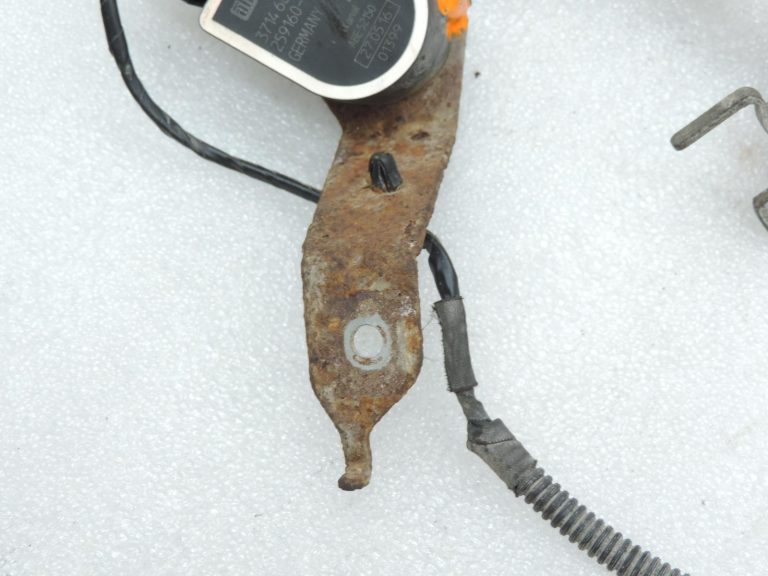 BMW F20, F21, F22, F30, F31, F34 aizmugurējais kreisais līmeņa sensors ar savienotāju 6860843