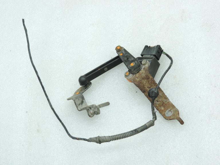 BMW F20, F21, F22, F30, F31, F34 aizmugurējais kreisais līmeņa sensors ar savienotāju 6860843