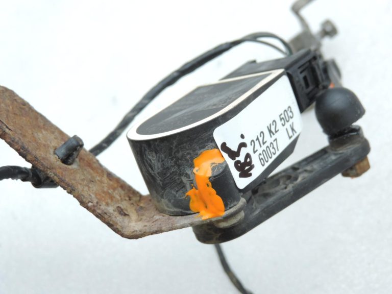 BMW F20, F21, F22, F30, F31, F34 aizmugurējais kreisais līmeņa sensors ar savienotāju 6860843