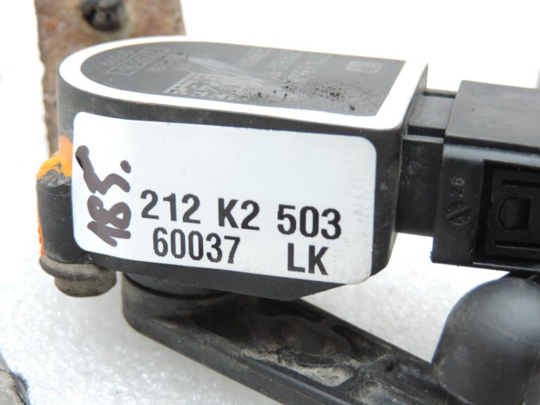 BMW F20, F21, F22, F30, F31, F34 aizmugurējais kreisais līmeņa sensors ar savienotāju 6860843