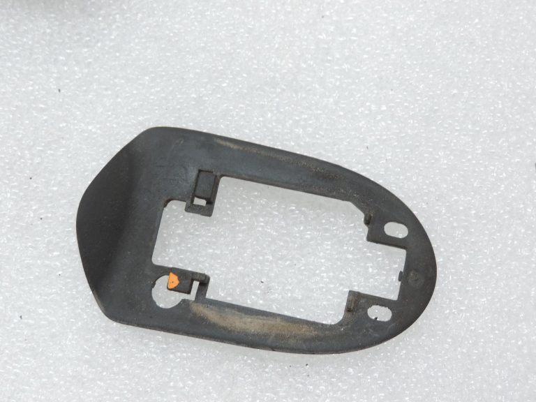 BMW F20, F21, F22, F30, F31, F34 durvju slēdzenes uzgalis priekšā pa kreisi 475 melns