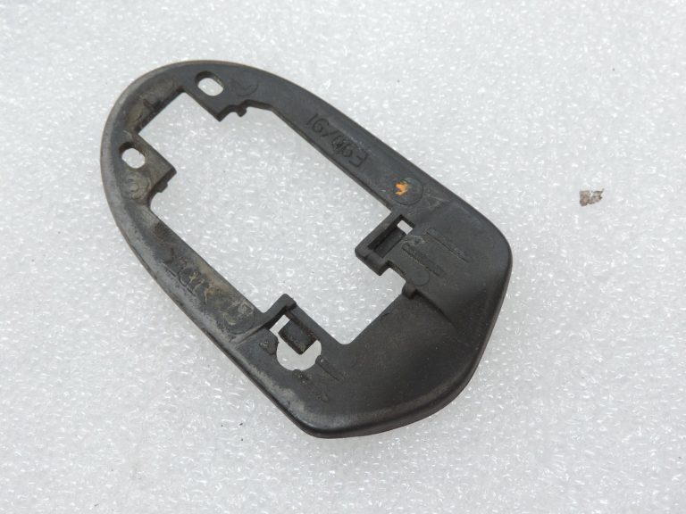 BMW F20, F21, F22, F30, F31, F34 durvju slēdzenes uzgalis priekšā pa kreisi 475 melns