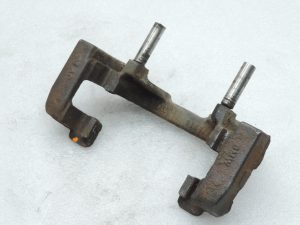 OE BMW F20, F21, F22, F30, F31, F34 dīzeļdzinēju B47 priekšējā bremžu kluča kronšteins 6850971