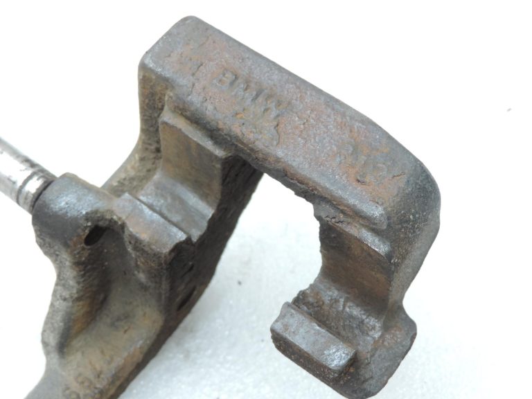 OE BMW F20, F21, F22, F30, F31, F34 dīzeļdzinēju B47 priekšējā bremžu kluča kronšteins 6850971