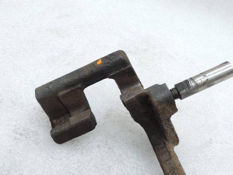 OE BMW F20, F21, F22, F30, F31, F34 dīzeļdzinēju B47 aizmugurējā bremžu kluča kronšteins 6850860