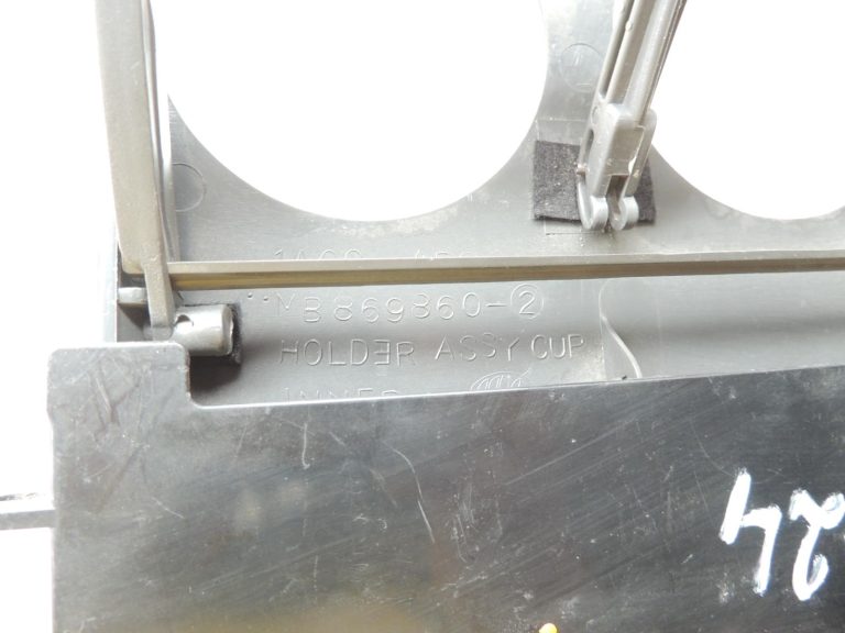 Mitsubishi L200 K7 K6 instrumentu paneļa krūzes turētājs MR206054