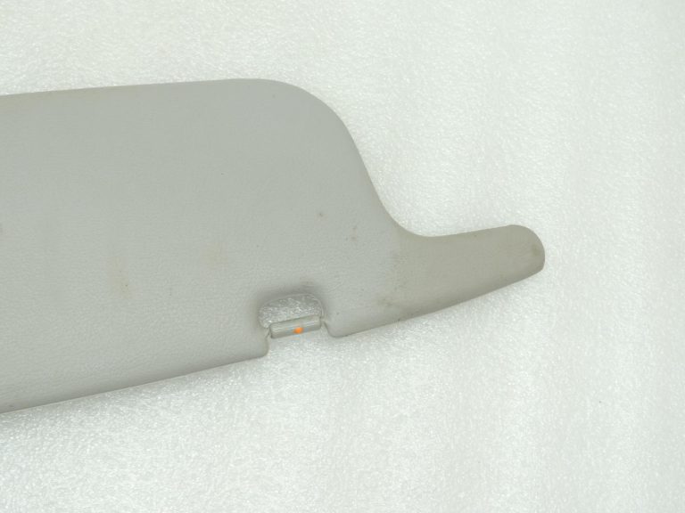 Mitsubishi L200 K7 Saules aizsarglīdzeklis labajā pusē MR732274