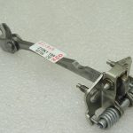 Oriģināla priekšējā durvju fiksatora lente Opel Vivaro B un Renault Trafic III 93867645