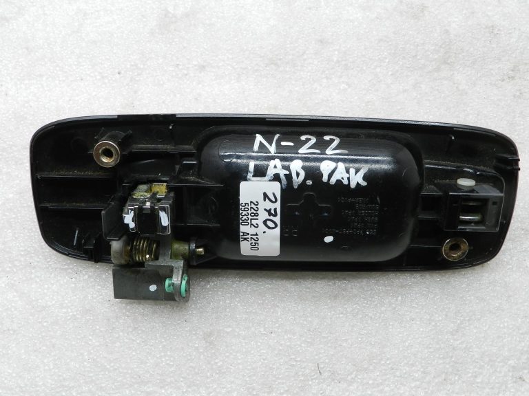 Nissan X-Trail oriģinālā aizmugurējā labās puses ārējā durvju rokturi 826068H514