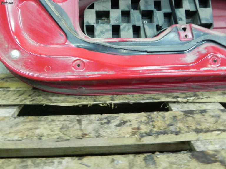 Peugeot 307 3 durvju priekšējās kreisās durvis Krāsa Sarkana KKN Durvju priekšējās kreisās durvis