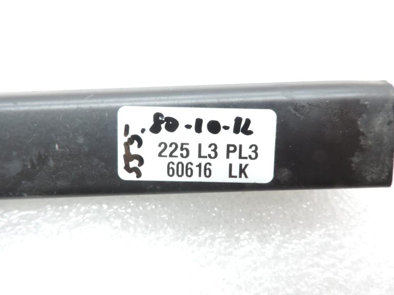 Nissan Navara II D40 aizmugurējās durvis – loga vadotne (labajā pusē) 82222EB000