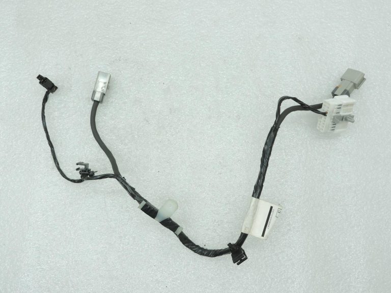Nissan Navara II D40 centrālā konsole – 12 V ligzda un USB/Aux vadu komplekts 240165X60B