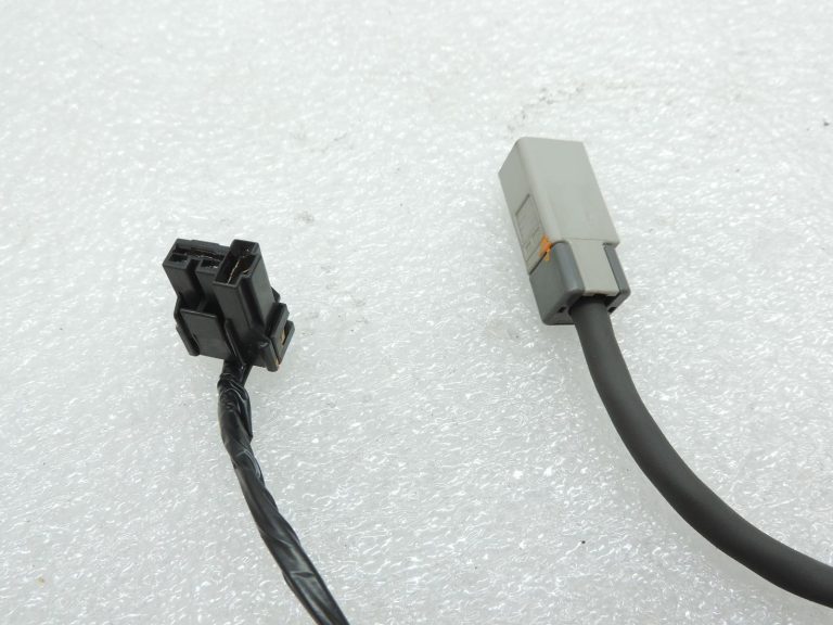 Nissan Navara II D40 centrālā konsole – 12 V ligzda un USB/Aux vadu komplekts 240165X60B