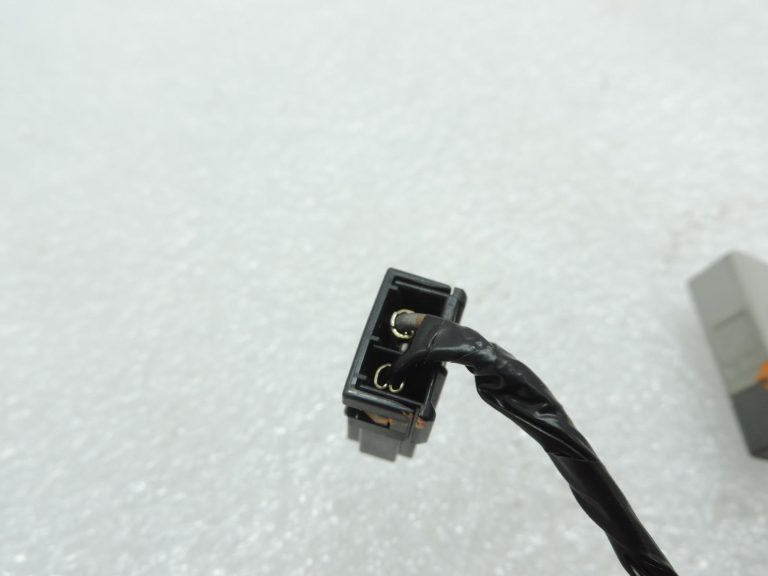 Nissan Navara II D40 centrālā konsole – 12 V ligzda un USB/Aux vadu komplekts 240165X60B