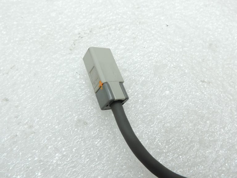 Nissan Navara II D40 centrālā konsole – 12 V ligzda un USB/Aux vadu komplekts 240165X60B