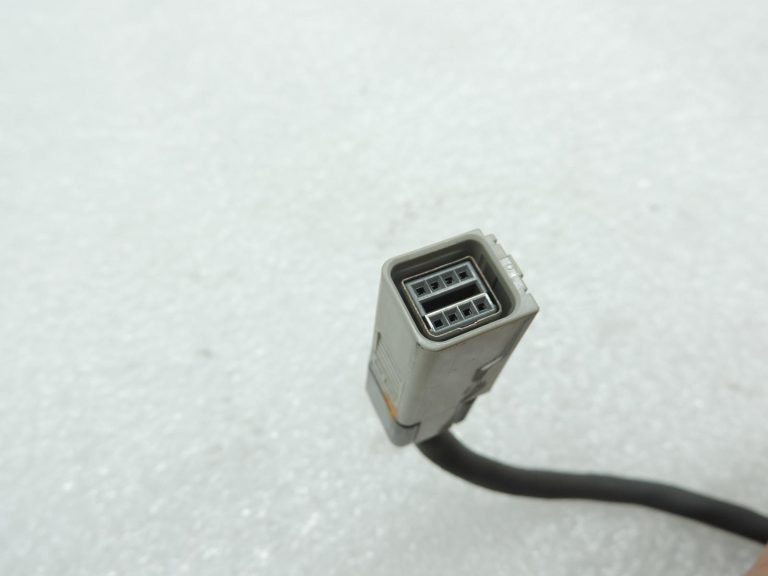 Nissan Navara II D40 centrālā konsole – 12 V ligzda un USB/Aux vadu komplekts 240165X60B