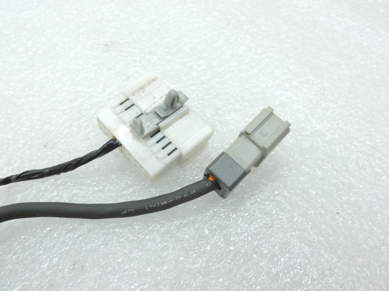 Nissan Navara II D40 centrālā konsole – 12 V ligzda un USB/Aux vadu komplekts 240165X60B