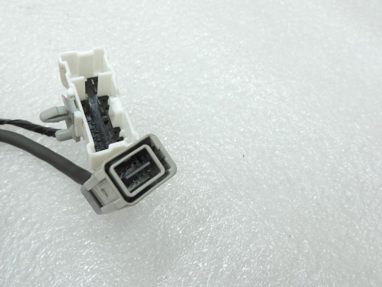 Nissan Navara II D40 centrālā konsole – 12 V ligzda un USB/Aux vadu komplekts 240165X60B