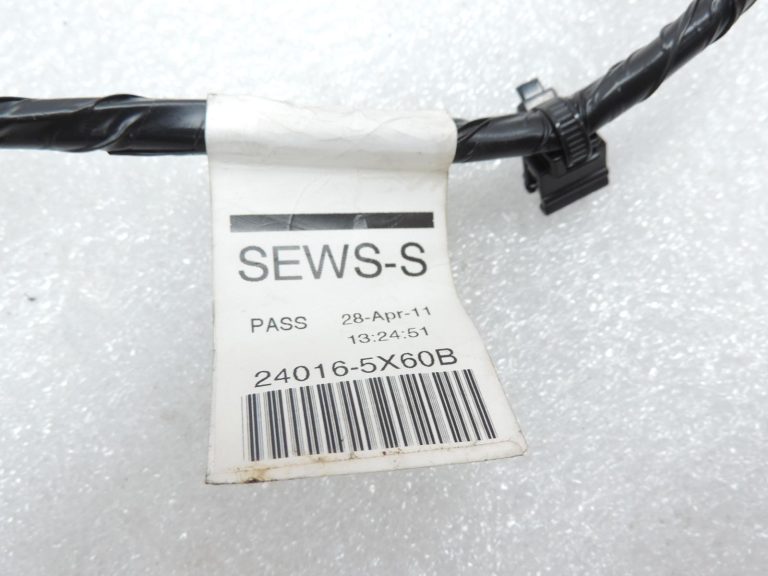 Nissan Navara II D40 centrālā konsole – 12 V ligzda un USB/Aux vadu komplekts 240165X60B