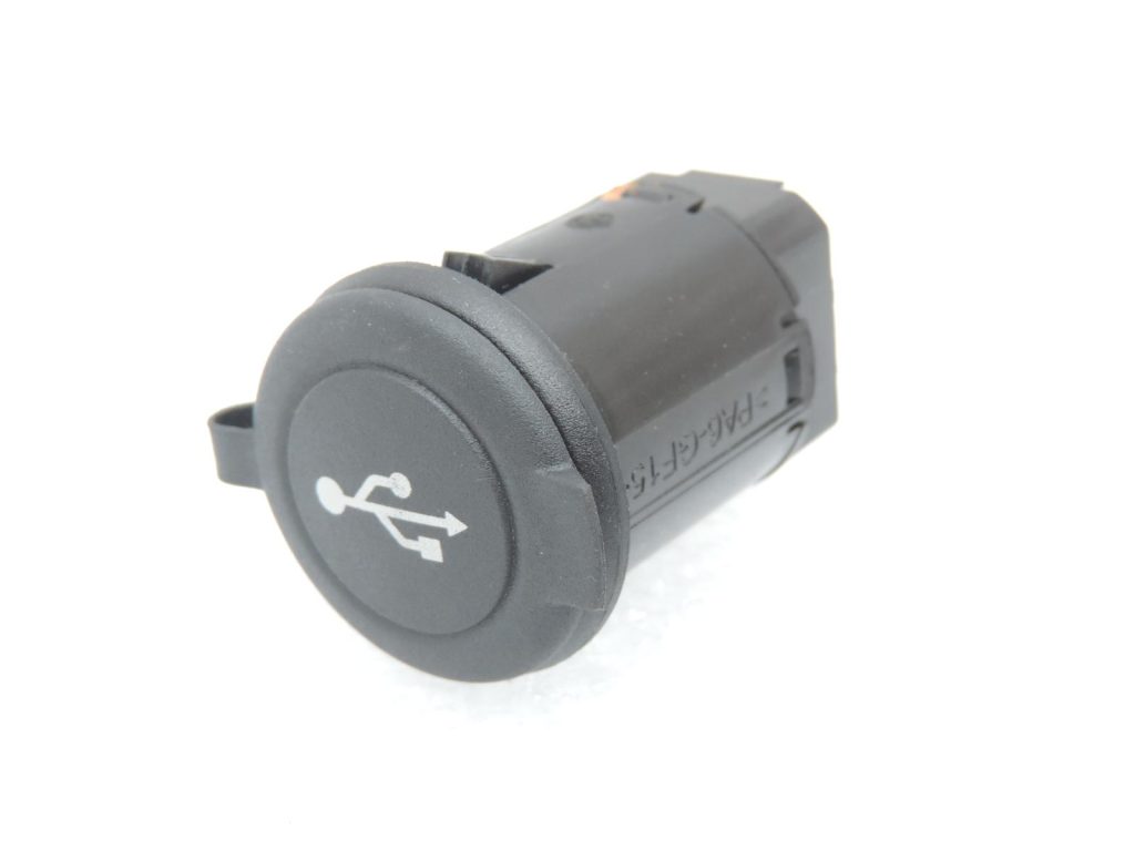 Nissan Navara II D40 Разъем USB/AUX 280235X00A