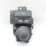 Nissan Navara II D40 radio navigācijas vadības slēdzis labajā pusē